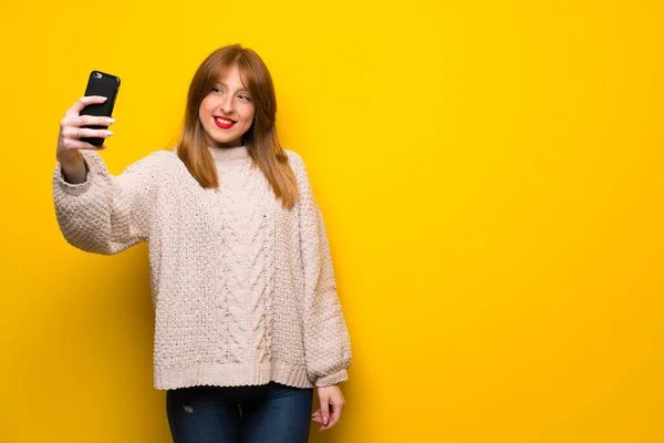 Κοκκινομάλλης Γυναίκα Πάνω Από Κίτρινο Τοίχο Κάνοντας Μια Selfie — Φωτογραφία Αρχείου