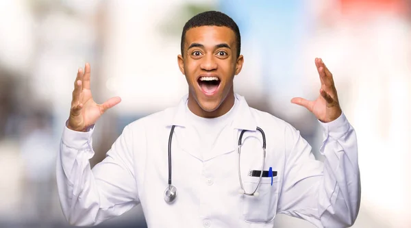 Unga Afro Amerikansk Man Läkare Med Förvåning Och Chockade Ansiktsuttryck — Stockfoto