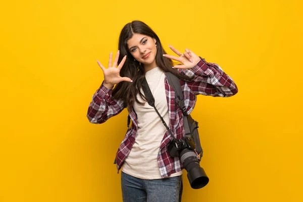 Fotógrafo Adolescente Chica Sobre Amarillo Pared Contando Ocho Con Los —  Fotos de Stock