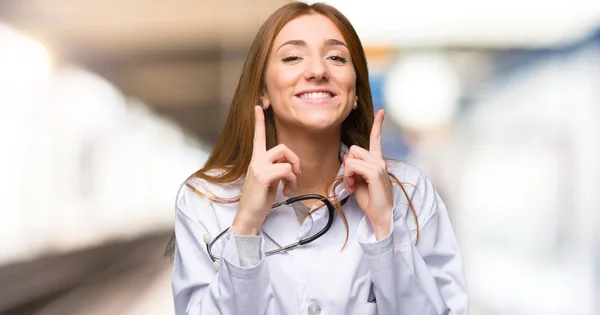 Κοκκινομάλλης Γυναίκα Γιατρός Χαμογελώντας Ευτυχισμένους Και Ευχάριστη Έκφραση Στο Νοσοκομείο — Φωτογραφία Αρχείου