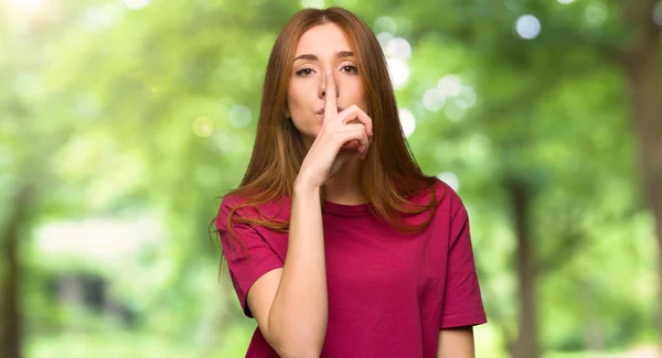 Chica Pelirroja Joven Mostrando Gesto Silencio Poniendo Dedo Boca Parque —  Fotos de Stock