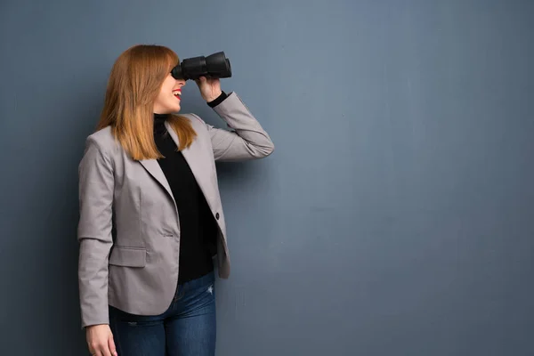 Redhead Business Woman Looking Distance Binoculars — Stock Photo, Image