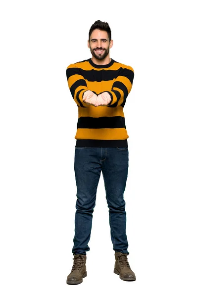 Ganzkörperaufnahme Eines Gutaussehenden Mannes Mit Gestreiftem Pullover Der Eine Imaginäre — Stockfoto