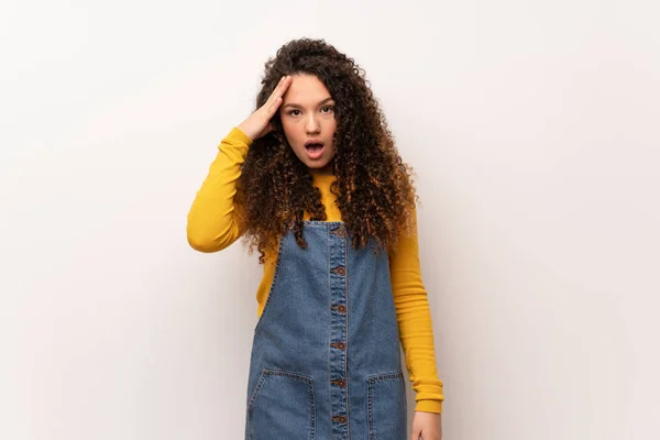 Menina Adolescente Com Camisola Vermelha Sobre Parede Branca Acaba Perceber — Fotografia de Stock