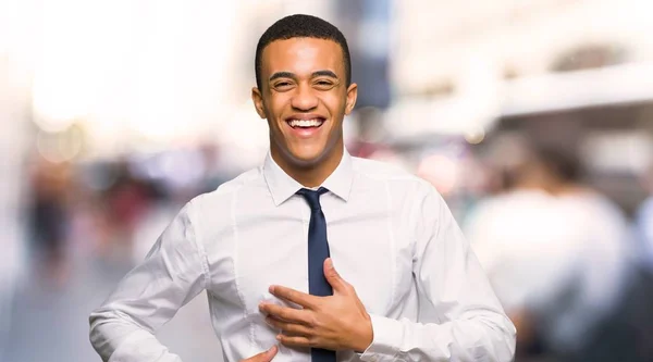 Joven Empresario Afroamericano Sonriendo Mucho Mientras Pone Las Manos Pecho — Foto de Stock