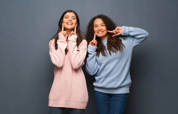 Amigos Adolescentes Sonriendo Con Una Expresión Feliz Agradable —  Fotos de Stock