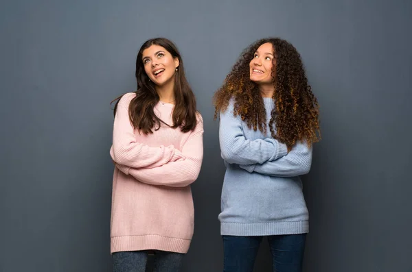 Adolescente Amigos Olhando Para Cima Enquanto Sorrindo — Fotografia de Stock