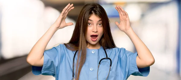Ung Sjuksköterska Med Förvåning Och Chockade Ansiktsuttryck Sjukhus — Stockfoto