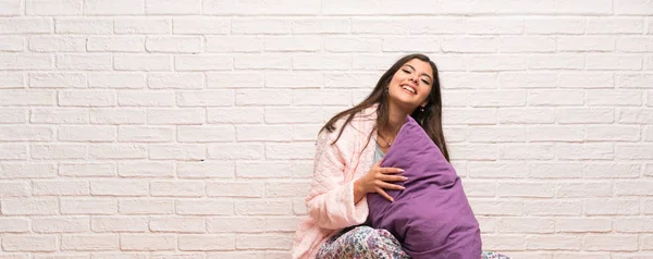 Tiener meisje in pyjama — Stockfoto