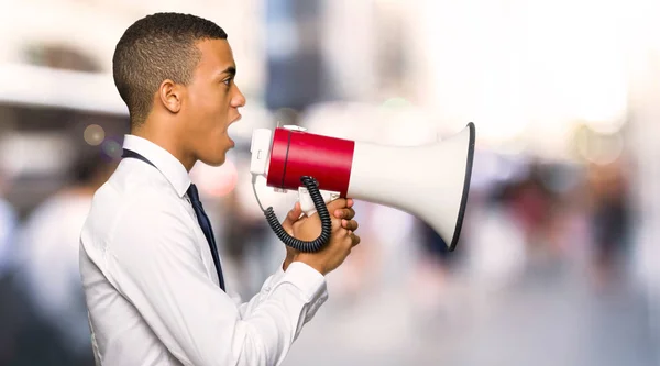 Jonge Afro Amerikaans Zakenman Schreeuwen Door Een Megafoon Kondigen Iets — Stockfoto