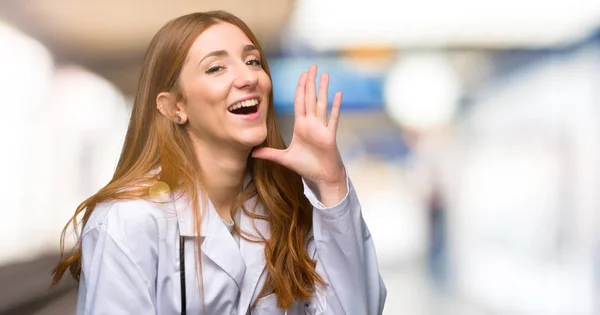 Redhead Doctor Woman Shouting Mouth Wide Open Lateral Hospital — Stock Photo, Image