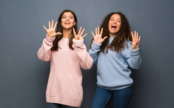 Amigos Adolescentes Contando Nove Com Dedos — Fotografia de Stock