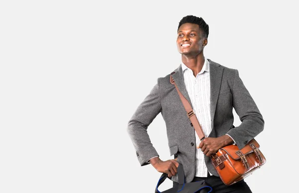 Hombre de negocios afroamericano viajando con maletas posando wi —  Fotos de Stock
