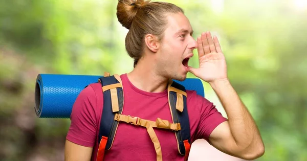 Πεζοπόρος Άνθρωπος Βουνό Backpacker Φωνάζοντας Στόμα Ορθάνοιχτο Την Πλευρική Στο — Φωτογραφία Αρχείου