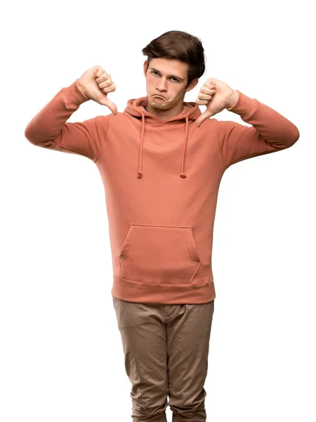 Adolescente Homem Com Camisola Mostrando Polegar Para Baixo Sobre Fundo — Fotografia de Stock
