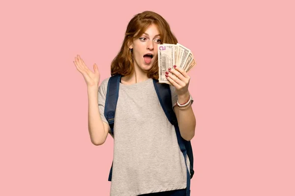 Νέοι Κοκκινομάλλα Φοιτητής Παίρνει Πολλά Χρήματα Ροζ Φόντο — Φωτογραφία Αρχείου