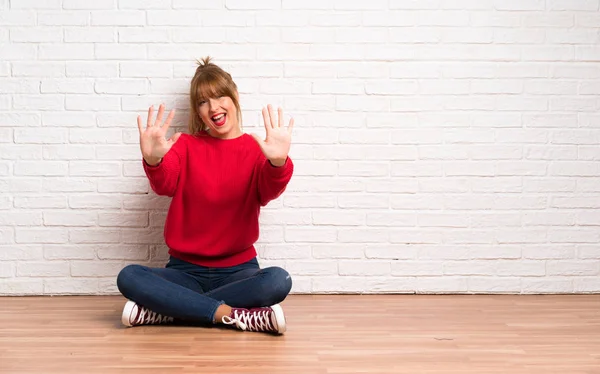 Roodharige Vrouw Aanbrengen Vloer Tien Met Vingers Tellen — Stockfoto