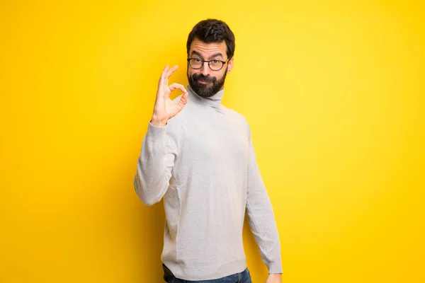 Mann Mit Bart Und Rollkragen Zeigt Ein Zeichen Mit Fingern — Stockfoto