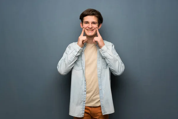 Hombre Adolescente Con Chaqueta Jean Sobre Pared Gris Sonriendo Con — Foto de Stock