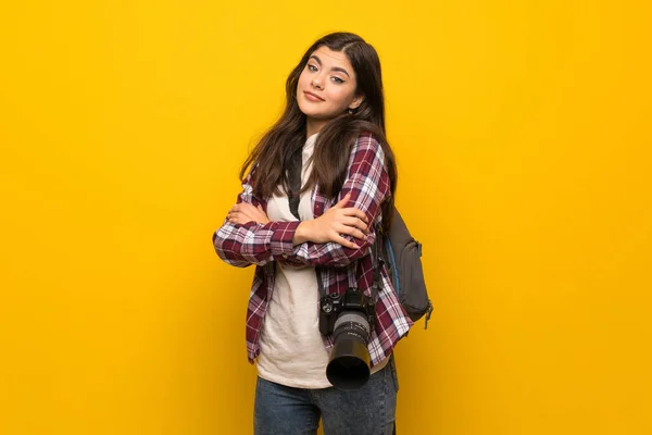 Φωτογράφος Έφηβο Κορίτσι Πάνω Κάνοντας Χειρονομία Αμφιβολίες Κίτρινο Τοίχο Ενώ — Φωτογραφία Αρχείου