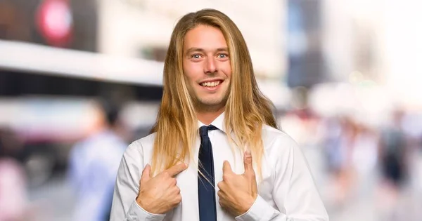 Blonder Geschäftsmann Mit Langen Haaren Und Überraschendem Gesichtsausdruck Freien — Stockfoto
