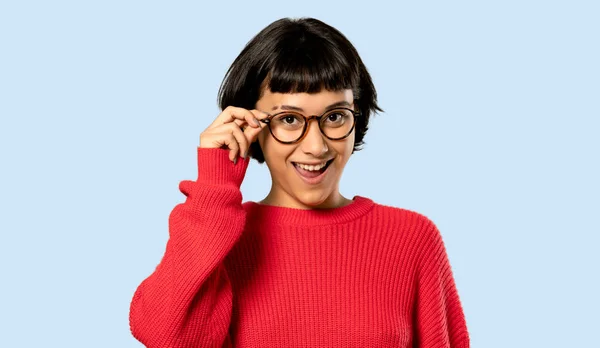 Menina Cabelo Curto Com Suéter Vermelho Com Óculos Surpreso Fundo — Fotografia de Stock