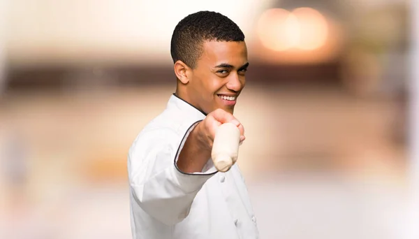 Joven Afro Americano Chef Hombre Señala Con Dedo Usted Con —  Fotos de Stock