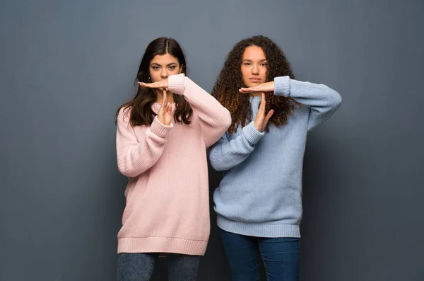 Adolescentes Amigos Haciendo Tiempo Espera Gesto — Foto de Stock