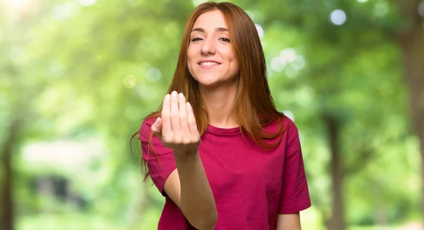 Menina Ruiva Jovem Convidando Para Vir Com Mão Feliz Por — Fotografia de Stock