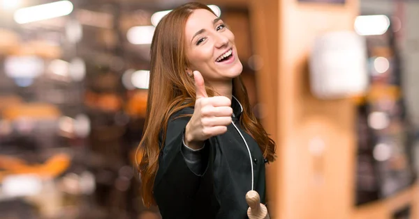 Jonge Roodharige Chef Kok Vrouw Geven Van Een Duim Omhoog — Stockfoto