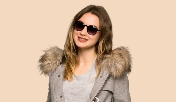 Dospívající Dívka Kabátem Brýlemi Šťastný Izolované Žluté Pozadí — Stock fotografie