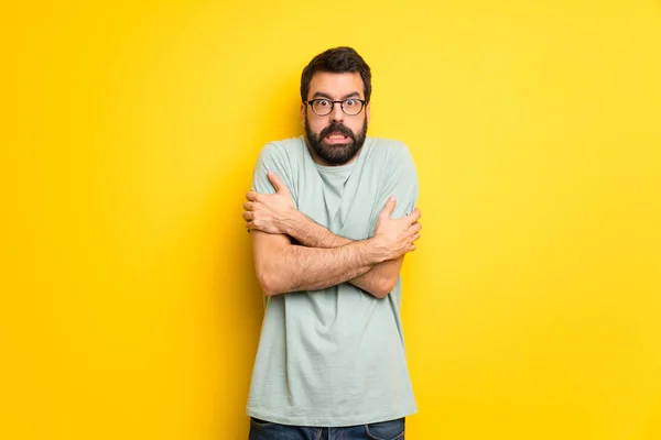 Homem Com Barba Camisa Verde Congelando — Fotografia de Stock