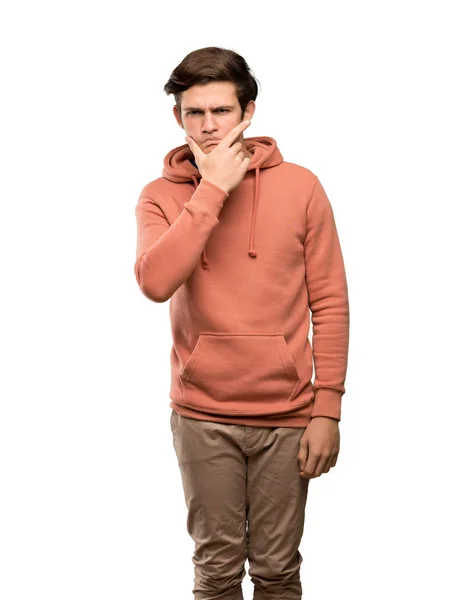 Tonåringen Man Med Sweatshirt Tänkande Över Isolerade Vit Bakgrund — Stockfoto