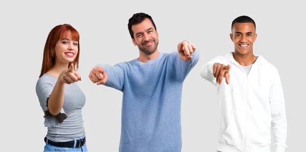 Groep van drie vrienden wijst vinger op je — Stockfoto