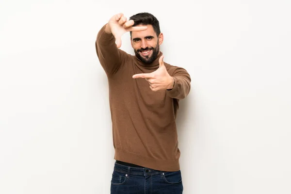 Homem Bonito Sobre Rosto Focado Parede Branca Símbolo Enquadramento — Fotografia de Stock