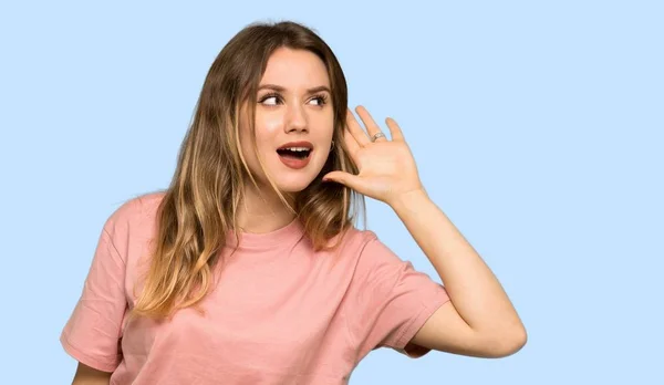 Menina Adolescente Com Suéter Rosa Ouvindo Algo Colocando Mão Orelha — Fotografia de Stock