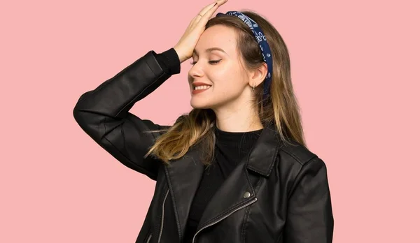 Teenager Mädchen Mit Lederjacke Hat Gerade Etwas Erkannt Und Hat — Stockfoto