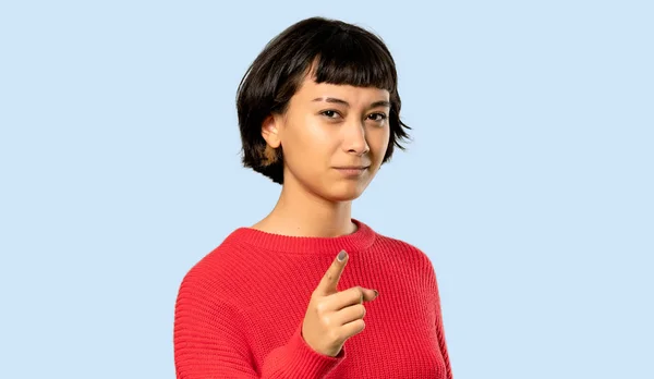 Kurzes Haar Mädchen Mit Rotem Pullover Frustriert Und Zeigt Nach — Stockfoto