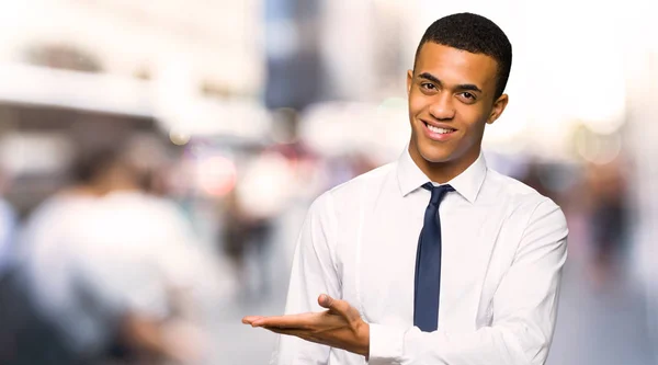 Jonge Afro Amerikaans Zakenman Een Idee Presenteren Terwijl Uitziende Glimlachend — Stockfoto