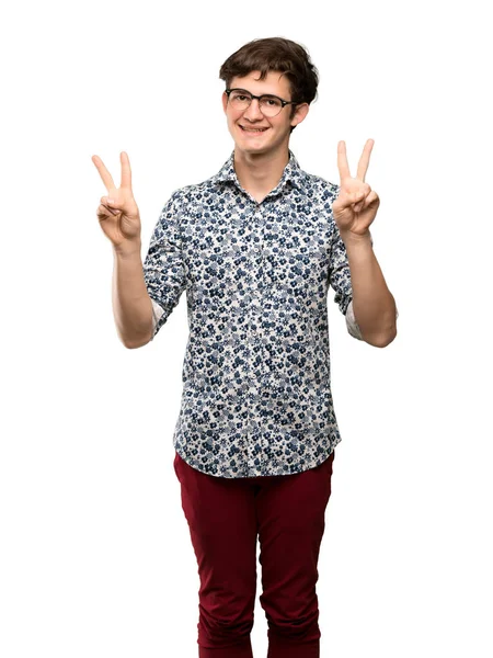 Tonåringen Mannen Med Blomman Skjorta Och Glasögon Ler Och Visar — Stockfoto