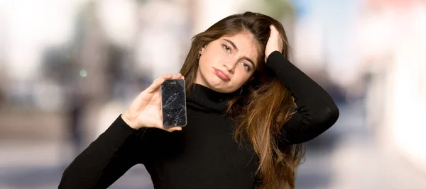 Mooi Meisje Met Een Gebroken Telefoon Open Lucht — Stockfoto