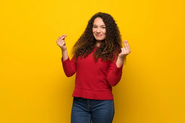 Adolescente Chica Con Suéter Rojo Sobre Pared Amarilla Haciendo Gesto —  Fotos de Stock