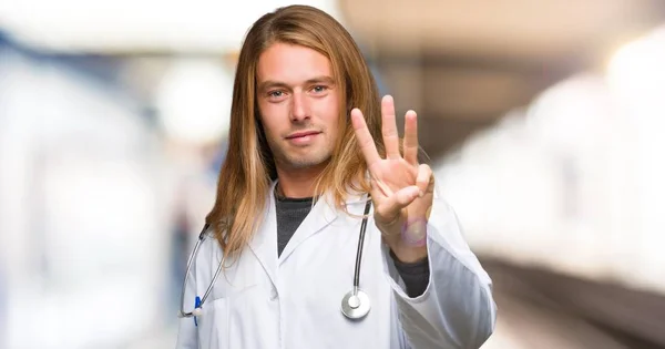 病院で指を持つ医師男幸せとカウント — ストック写真