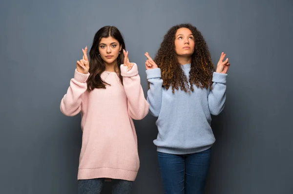 Teenager Friends Fingers Crossing Wishing Best — Stock Photo, Image