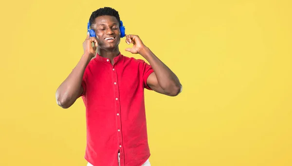 Afro-Amerikan delikanlı üzerinde kulaklık ile müzik dinlemek — Stok fotoğraf