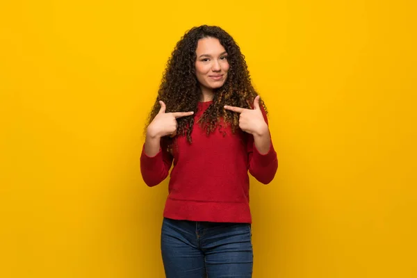 Chica Adolescente Con Suéter Rojo Sobre Pared Amarilla Con Expresión —  Fotos de Stock