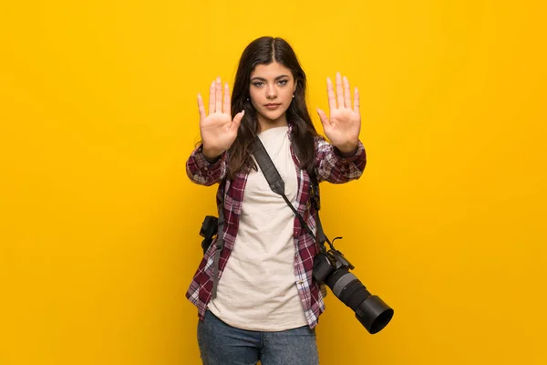 Adolescente Viaggiatore Ragazza Oltre Muro — Foto Stock