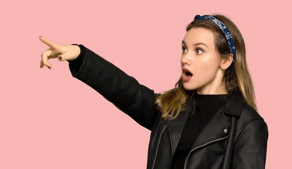 Tinédzser Lány Bőr Kabát Mutatva Elszigetelt Rózsaszín Háttér — Stock Fotó