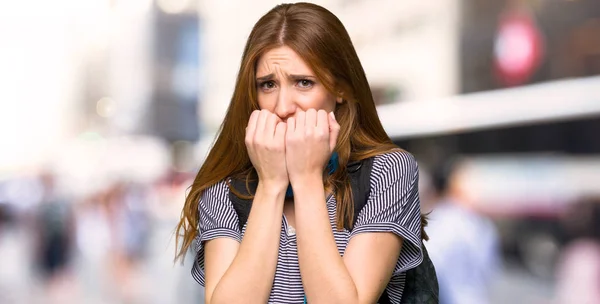 Pelirroja Estudiante Mujer Poco Nervioso Asustado Poniendo Las Manos Boca — Foto de Stock