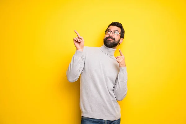 Homme Barbe Col Roulé Pointant Avec Index Levant Les Yeux — Photo